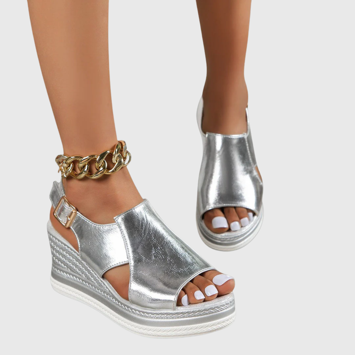 Libertad™ | Sandalia de Plataforma con Detalle Metálico y Hebilla
