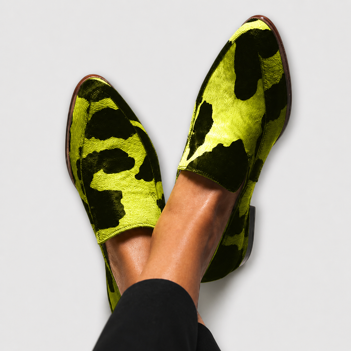 Casimira™ | Mocasín con Estampado de Vaca y Borlas
