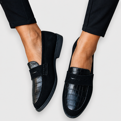 Engracia · Mocasín Negro Texturizado con Borlas - Raúl & Sara Madrid