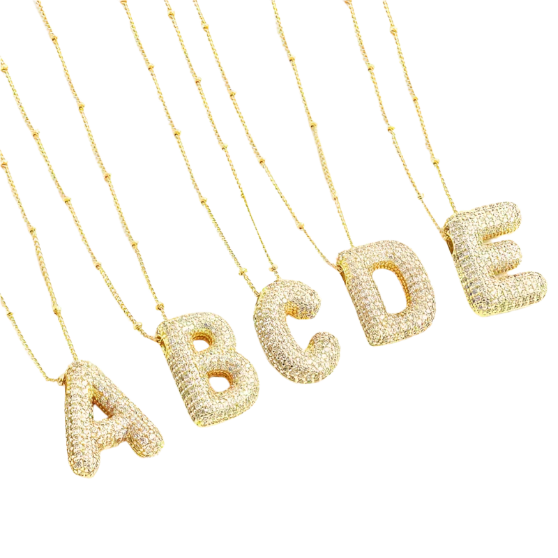 Collar con colgantes de letras