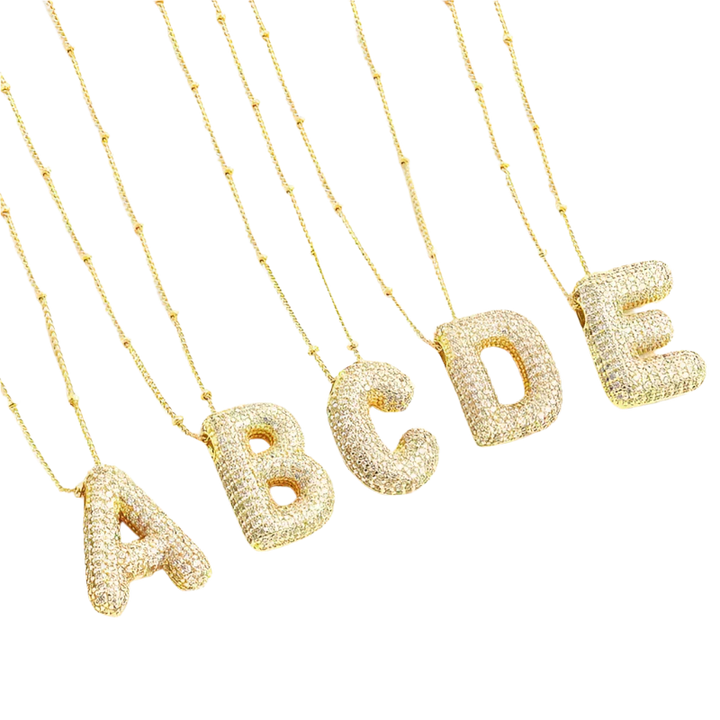 Collar con colgantes de letras