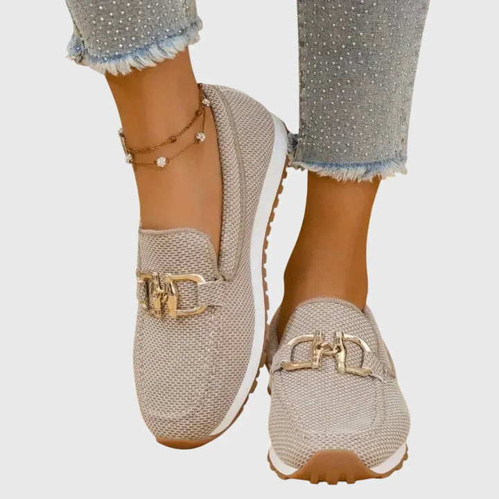Sinforosa™ | Mocasín Deportivo con Detalle de Hebilla Dorada