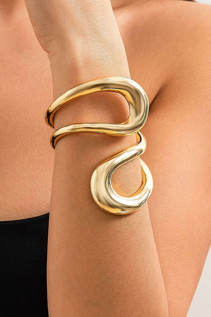 Pulsera Asimétrica con Diseño Recortado