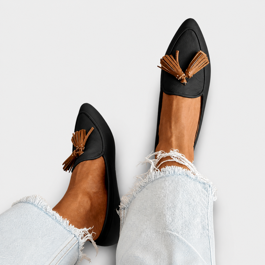 Restituta · Mocasín Negro con Punta y Borlas - Raúl & Sara Madrid