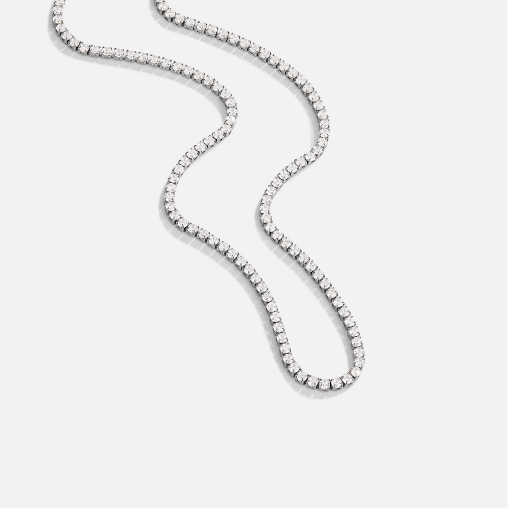 Greta – Collar dorado con pequeño medallón
