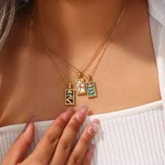Collar dorado con colgante elegante - Raúl & Sara Madrid