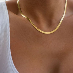 Collar dorado con diseño armonioso - Raúl & Sara Madrid