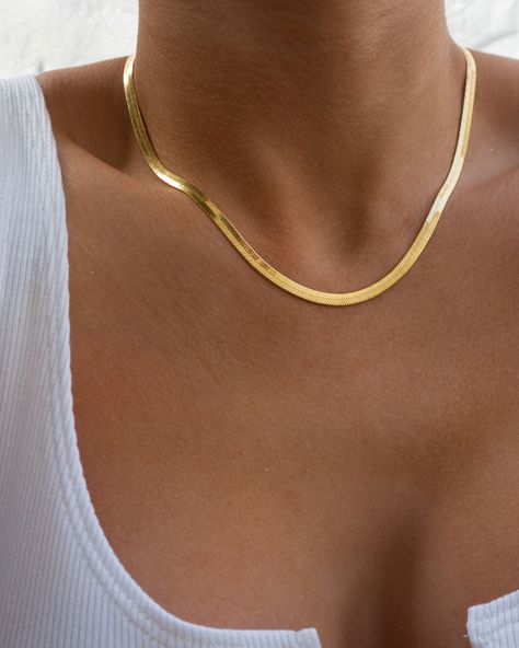 Johana – Elegante collar dorado con diseño armonioso