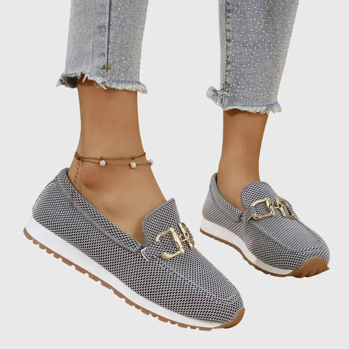 Sinforosa™ | Mocasín Deportivo con Detalle de Hebilla Dorada