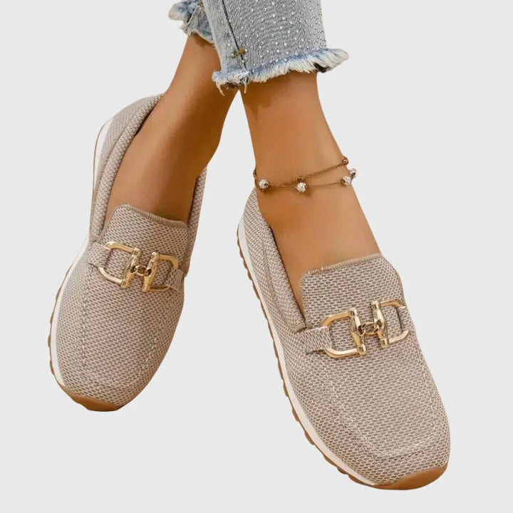 Sinforosa™ | Mocasín Deportivo con Detalle de Hebilla Dorada