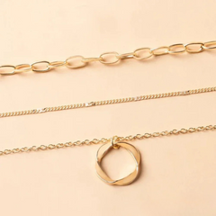 Collar dorado con delicadas decoraciones de piedra - Raúl & Sara Madrid