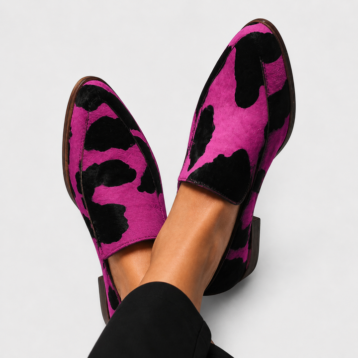Casimira™ | Mocasín con Estampado de Vaca y Borlas
