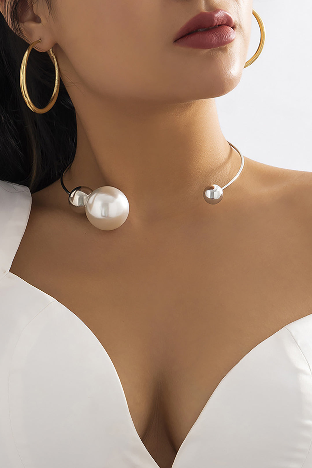 Collares de Perlas Metálicas - Raúl & Sara Madrid