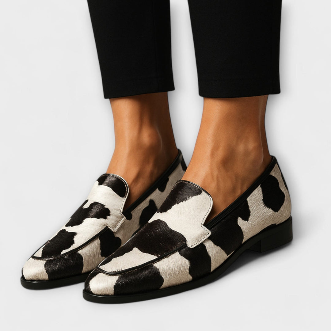 Bibiana™ | Mocasines con Estampado de Vaca y Borlas