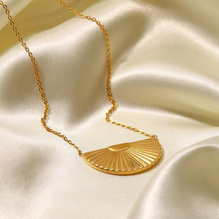 Eleonora – Collar dorado con colgante grande