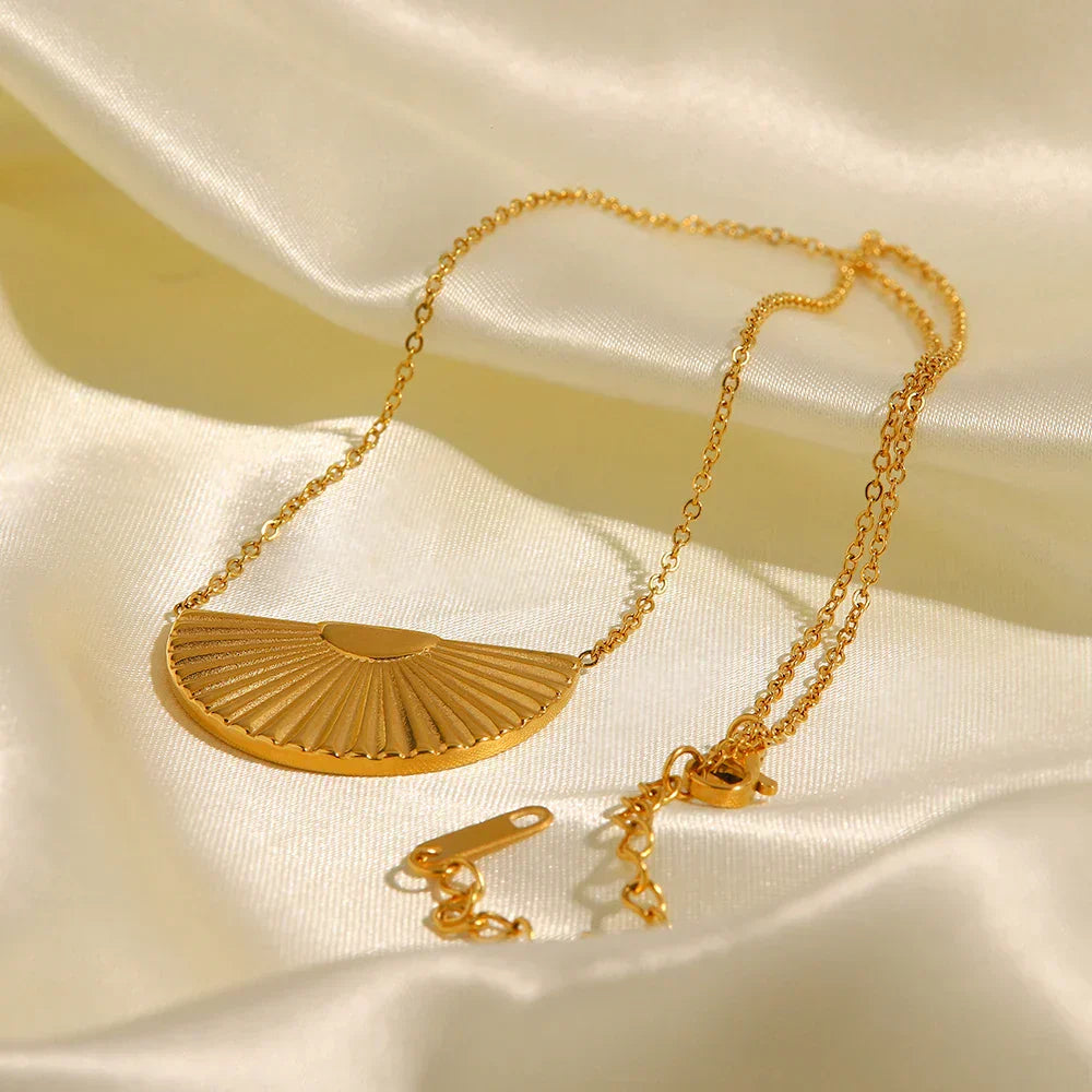 Eleonora – Collar dorado con colgante grande