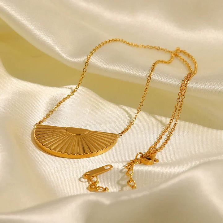 Eleonora – Collar dorado con colgante grande