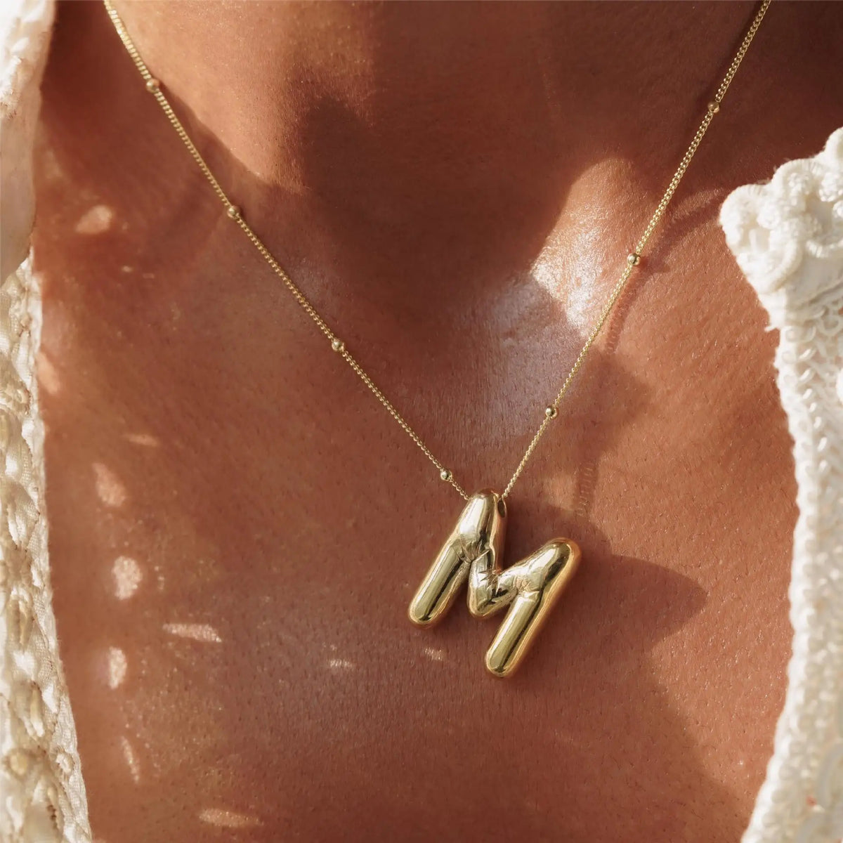 Collar dorado con charm de inicial - Raúl & Sara Madrid