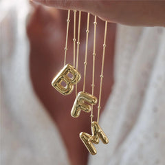 Collar dorado con charm de inicial - Raúl & Sara Madrid