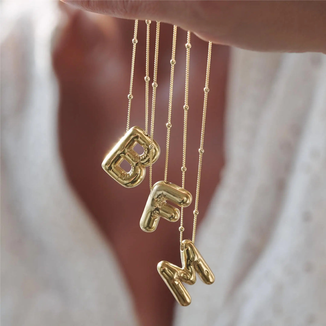 Irena – Collar dorado con charm de inicial