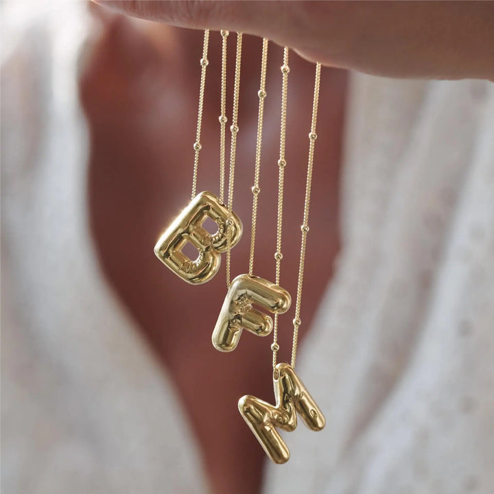 Irena – Collar dorado con charm de inicial