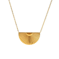 Collar dorado con colgante grande - Raúl & Sara Madrid