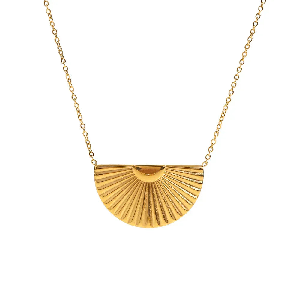 Eleonora – Collar dorado con colgante grande