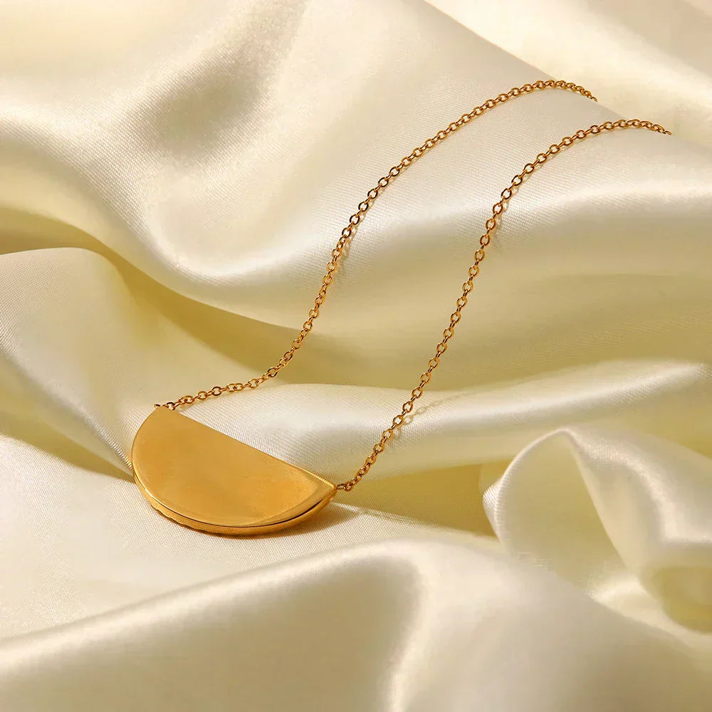 Eleonora – Collar dorado con colgante grande