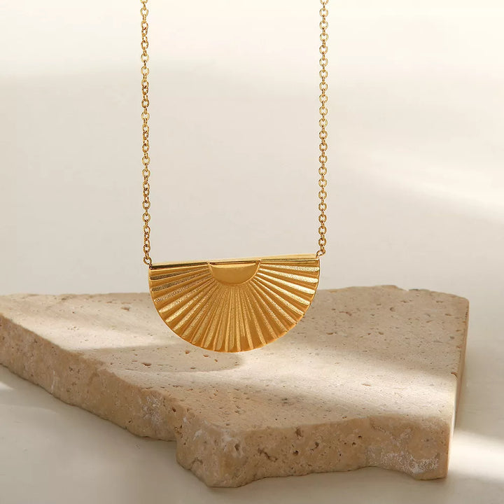 Eleonora – Collar dorado con colgante grande