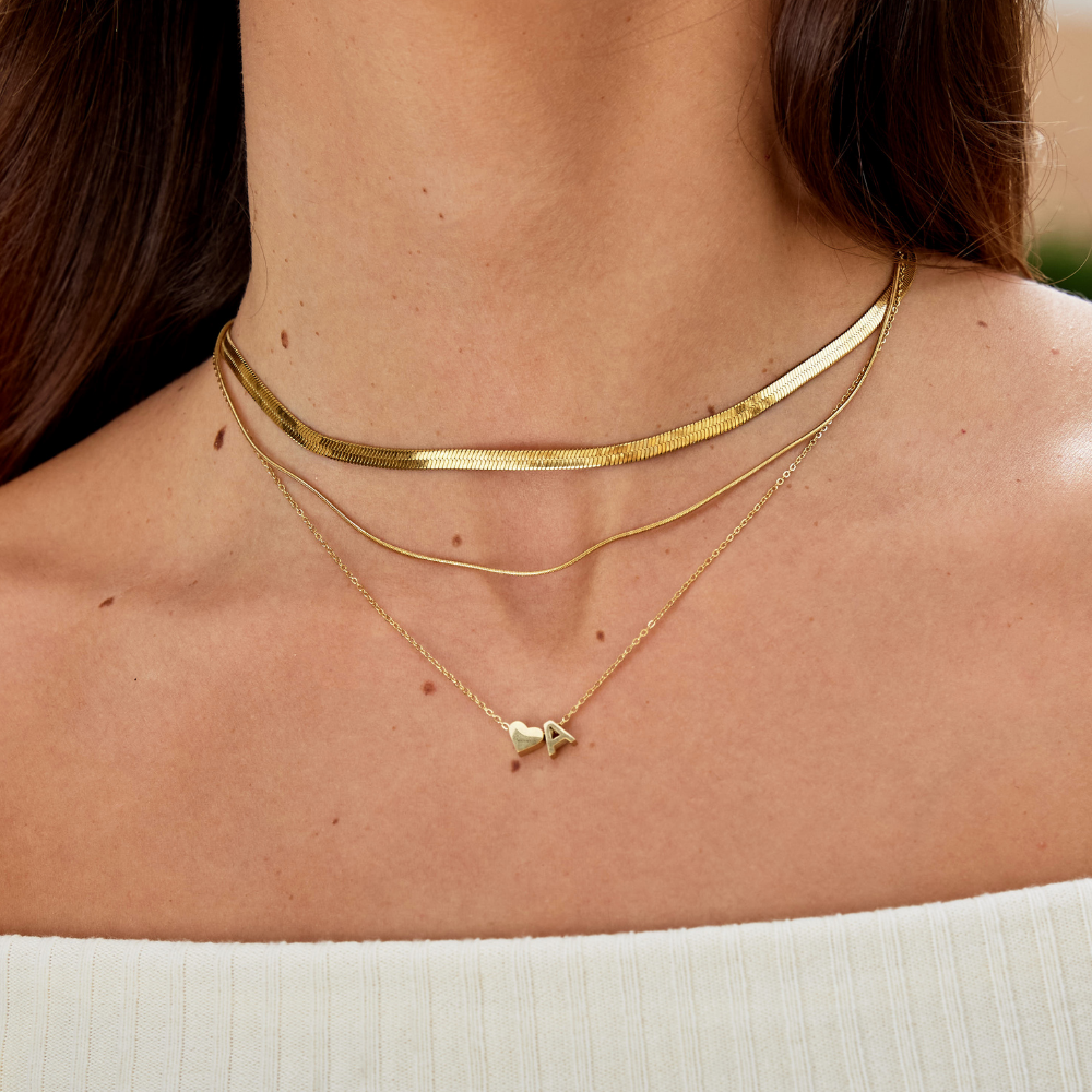 Nina - Collares dorados con diseño en V.