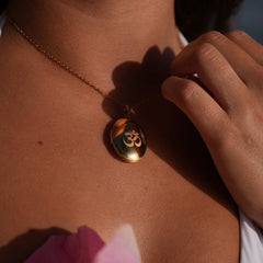 Collar dorado delicado con detalle floral - Raúl & Sara Madrid