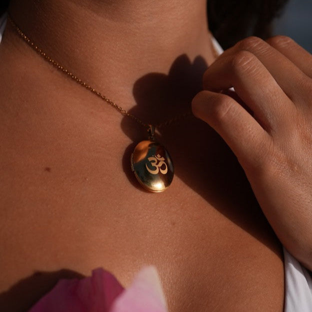 Collar dorado delicado con detalle floral - Raúl & Sara Madrid