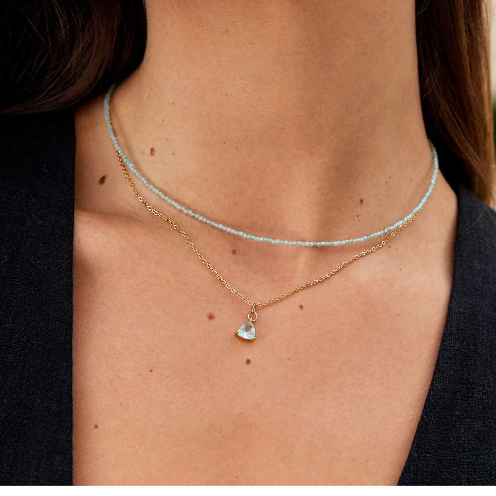 Collar dorado con elegante colgante geométrico - Raúl & Sara Madrid
