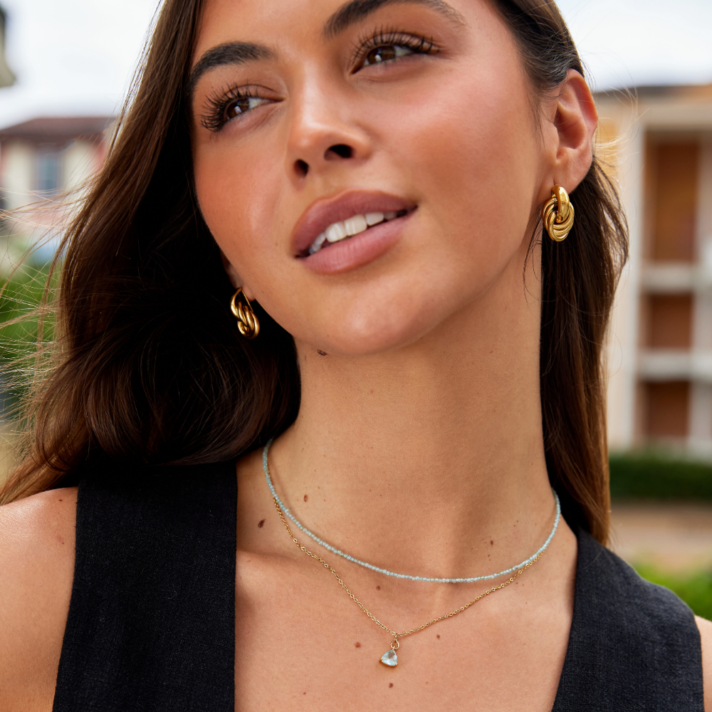 Collar dorado con elegante colgante geométrico - Raúl & Sara Madrid