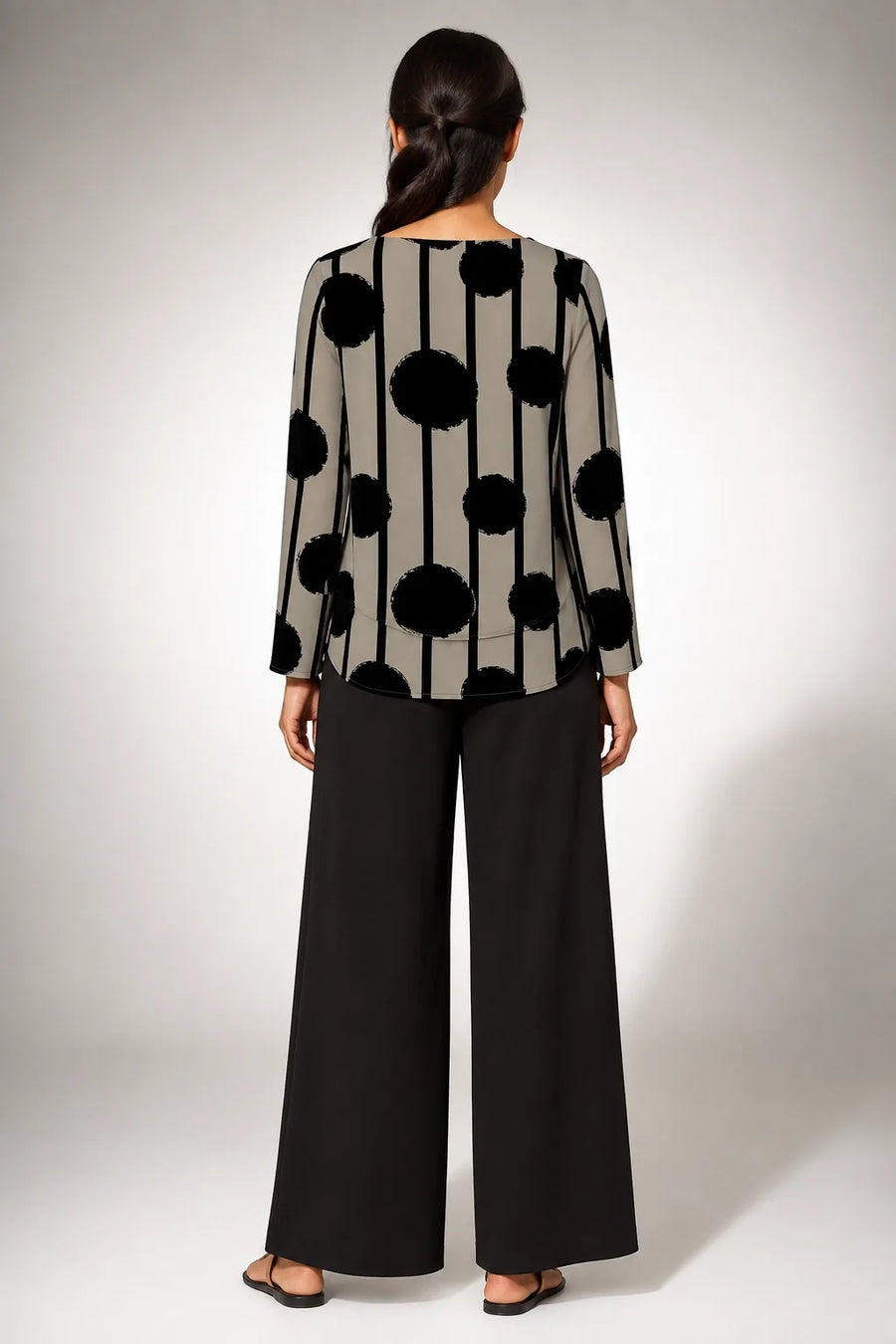 Leocadia · Conjunto de Puntos con Pantalón Negro - Raúl & Sara Madrid