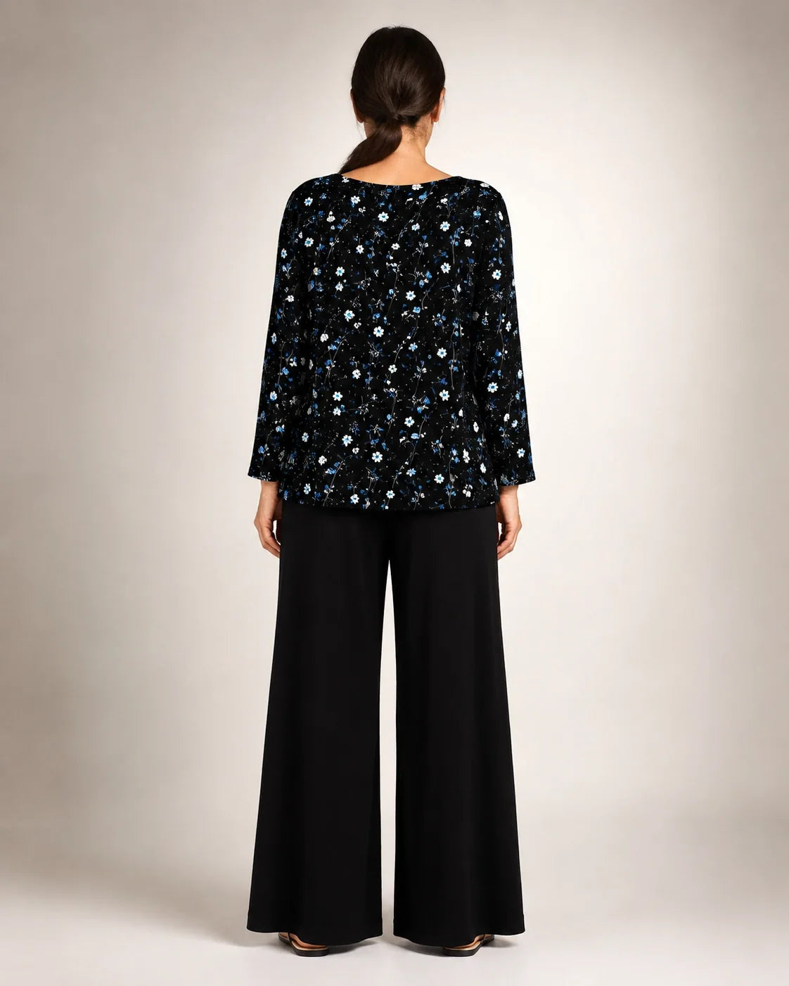Urbana · Conjunto de Pantalón Largo con Estampado Floral en Negro - Raúl & Sara Madrid