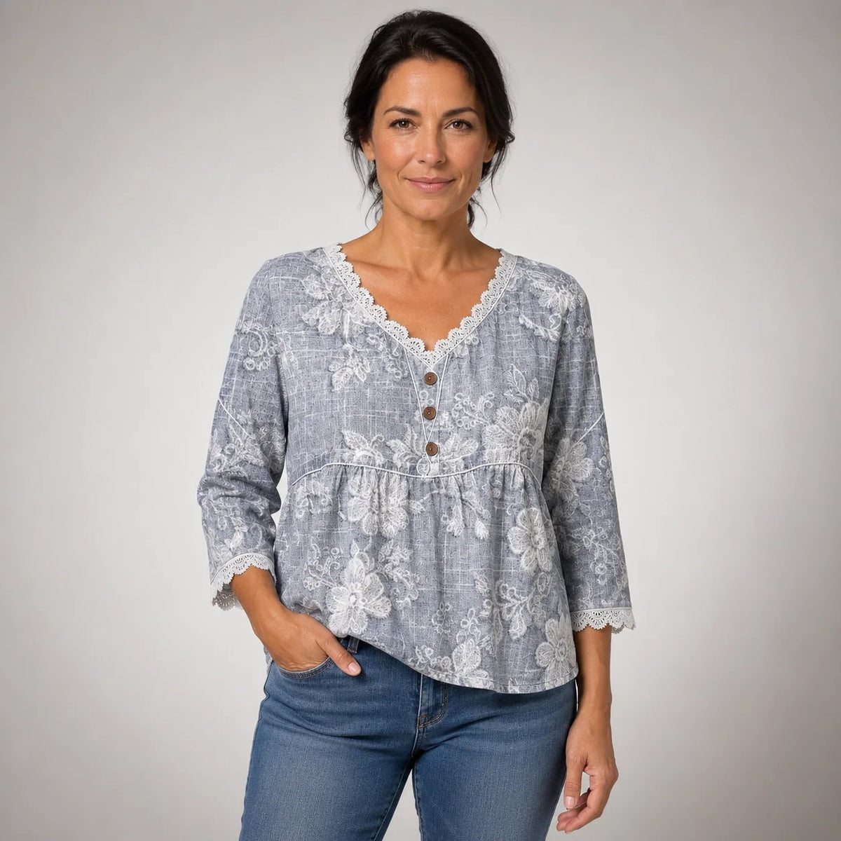 Inmaculada · Blusa Vintage Floral con Encaje Detallado - Raúl & Sara Madrid