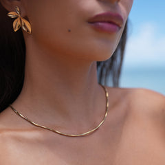 Collar dorado delicado con detalle redondo - Raúl & Sara Madrid