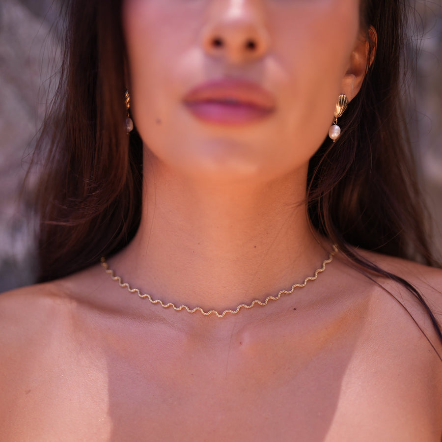 Collar dorado con elegante colgante central - Raúl & Sara Madrid