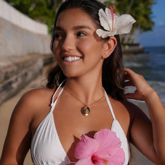 Collar dorado delicado con detalle floral - Raúl & Sara Madrid