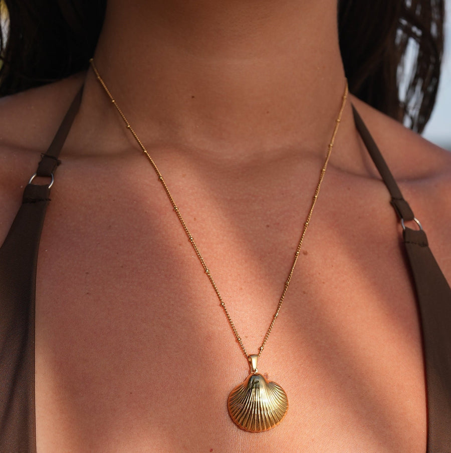 Collar dorado con colgante circular - Raúl & Sara Madrid