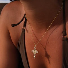 Collar dorado con cruz elegante - Raúl & Sara Madrid