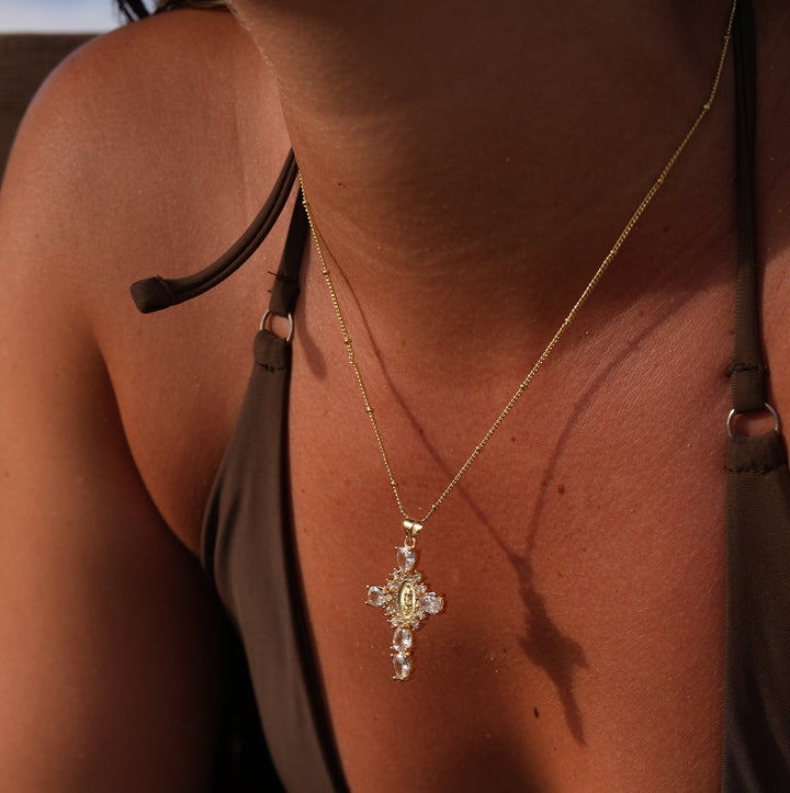 Selina – Collar dorado con cruz elegante