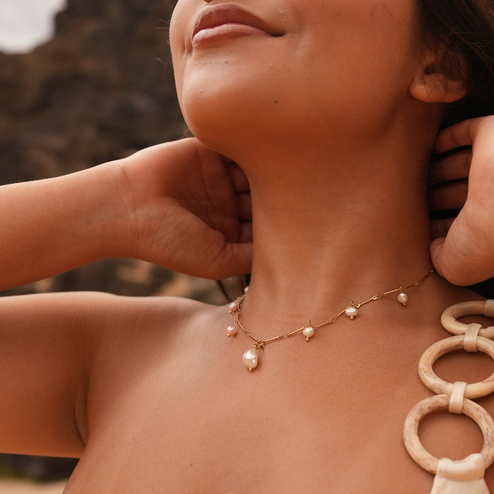 Greta – Collar dorado adornado con delicadas perlas