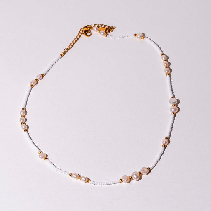 Helena – Collar dorado con colgante en forma rectangular