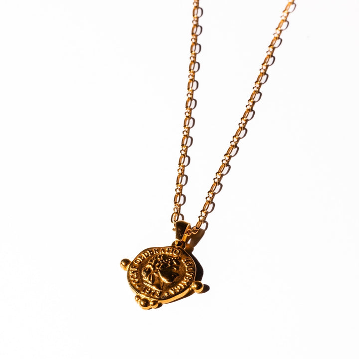 Magdalena – Collar dorado con un toque audaz