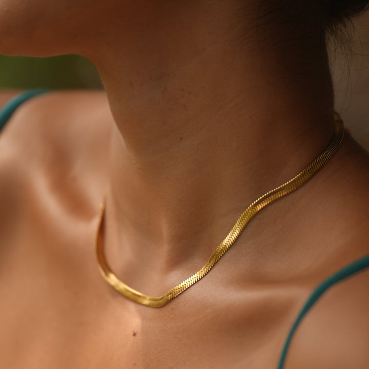 Johana – Elegante collar dorado con diseño armonioso