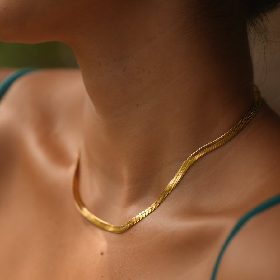 Collar dorado con diseño armonioso - Raúl & Sara Madrid