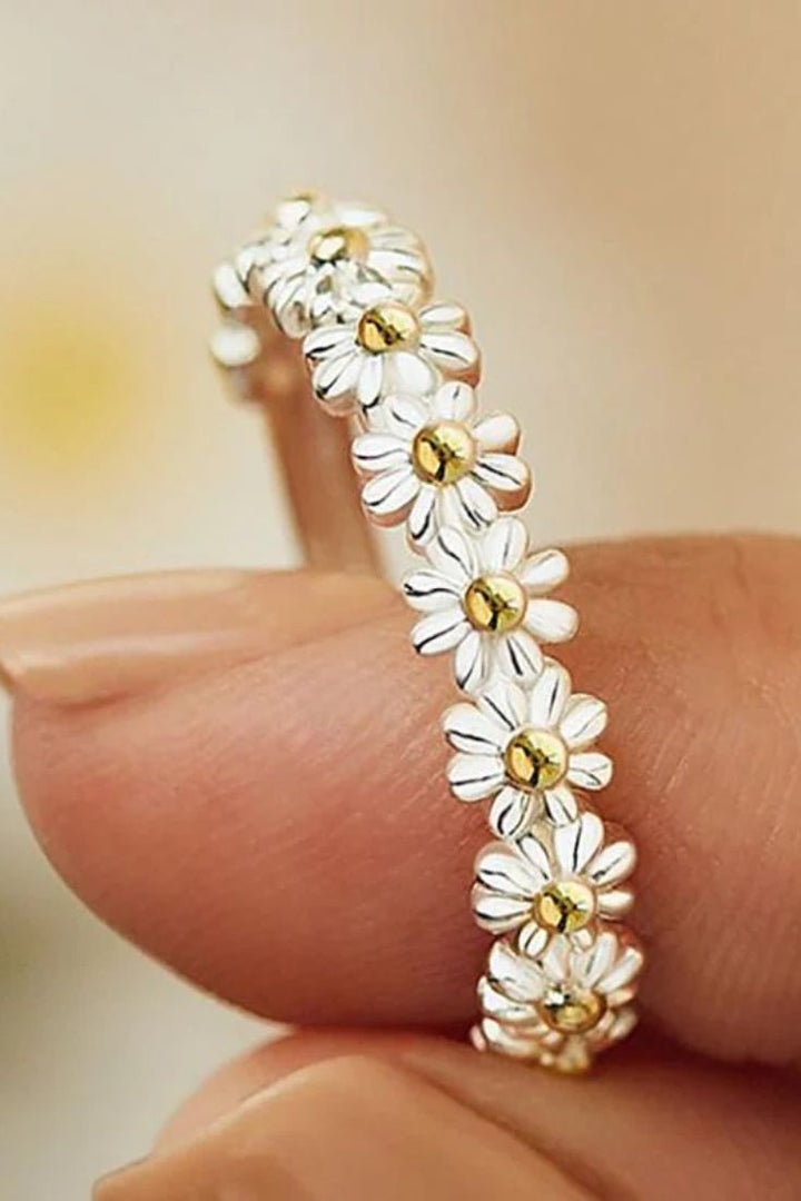 Anillo de plata ajustable con esmalte pintado a mano y diseño de margaritas