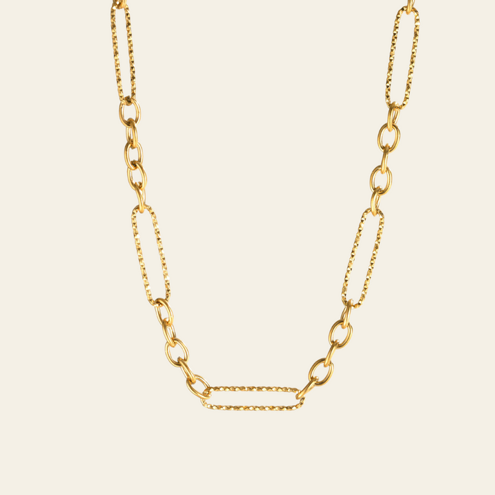 Johanka – Cadena dorada con diseño elegante
